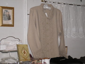 1　バドローズ　マーリア　水野　陽子２００８年春物コレクション　圧縮ニットに手編みのモティーフをあしらったジャケット風カーデガンです。　