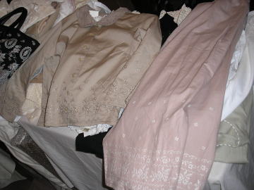 7　バドローズ　マーリア　水野　陽子２００８年春物コレクション　刺繍が施された春物のジャケットとスカートです。