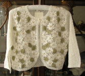 バドローズ　マーリア　水野　陽子　 ２００９年　夏コレクション ＞ かぎ針編みカーディガン　＞　前身頃にマーガレットのモティーフをちりばめた、ボレロ風のカーディガンです。