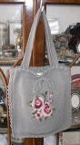バドローズ　マーリア　水野　陽子　 ２００９年　秋冬コレクション＞薔薇刺しゅうのバッグ＞懐かしい雰囲気の手編みに、バラのクロスステッチ刺しゅうが可愛いバッグです。