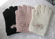 バドローズ　マーリア　水野　陽子　 ２００９年　秋冬コレクション＞カギ針編み薔薇刺しゅう手袋＞カギ針編みに配色お花の刺しゅうが素敵な手袋、手首には可愛いカギ針編みとビーズが施されています。