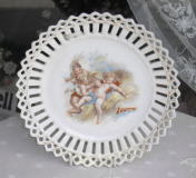 アンティーク雑貨＞インテリア＞エンジェルプレート＞ふち飾りの素敵な天使の飾り皿です