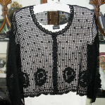 バドローズ　マーリア　水野　陽子　 ２００９年　春コレクション＞かぎ針編みカーディガン（黒）＞裾回りと袖口のお花のモティーフがアクセントのかぎ針編みカーディガンです。
