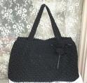 バドローズ　マーリア　水野　陽子　 ２００９年　春コレクション＞かぎ針編みコサージュ付きバッグ（黒）＞全体にビーズを散りばめたおしゃれなかぎ針編みバッグ。取り外しのできるお花のコサージュが可愛い！