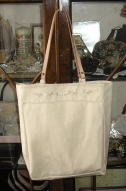 バドローズ　マーリア　水野　陽子　 ２００９年　春コレクション＞リボン・巻きバラ刺繍バッグ（生成）＞リボンの巻きバラ刺繍にビーズをあしらった優しいバッグです。