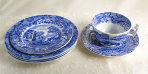 アアンティーク・テーブルウエアー＞ブルー＆ホワイト＞スポード社「ブルーイタリアン」　1920年＞ケーキ皿 ／ カップ&ソーサ＞持ち手がユニークな形状でやや大きめのカップ。COPELAND　SPODE'S　ITALIAN　ENGLAND