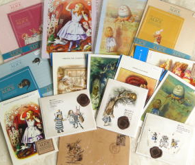 『不思議の国のアリス』Alice's Adventures in Wonderland の雑貨＞ステイショナリー＞アリス、アリス、アリス！アリスのステイショナリーがいっぱい！便箋、封筒、レターセット、封筒付きカードセット、ポストカード・・・・・などなどです。