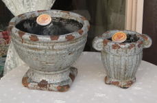 アンティーク風雑貨＞陶器製の鉢＞アンティークの風合いを出すために特殊なサビ加工や汚し、研磨等を施しています。重厚な形状でアンティークな雰囲気のポットです。