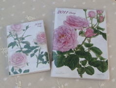 薔薇の雑貨＞2011年薔薇のダイアリー＞美しい薔薇のイラストが入った、見やすく使いやすいダイアリーです。大小2種類です。左がPetit Trianon (プチ トリアノン）、右がAngel Face（エンジェル フェイス)