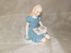 アンティーク＞陶器の人形＞ロイヤル・ドルトン社＞『アリス』1940～50年＞イギリス王室ご用達のロイヤル・ドルトン社の『アリス』は清楚で落ち着いた感じのフィギュアです。