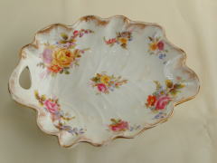 アンティーク雑貨＞リーフ・ディッシュ＞葉脈の浮き出たリーフに薔薇が描かれたゴールドトリムのお皿です。＞1880年