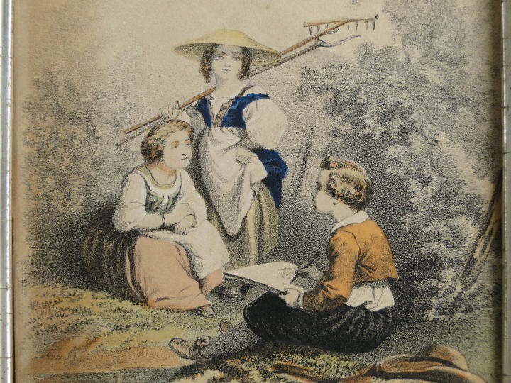 アンティーク・フレーム＞ヴィクトリアン・フレーム＞1880年頃のフレームです。中の絵は版画のようです。水辺の三人。中央で傘を被って鋤を担いでいる女性。紺の衣装でポーズを決めているように見えます。左の女性はすぐそばで腰かけていて物思いにふけっているような。。。右の少年は二人をスケッチしているのではなくて、左前方の景色を描いているようにも見えます。三人の視線がバラバラでなにやら不思議な絵ですが、落ち着いた構図の雰囲気ある絵ですね♪