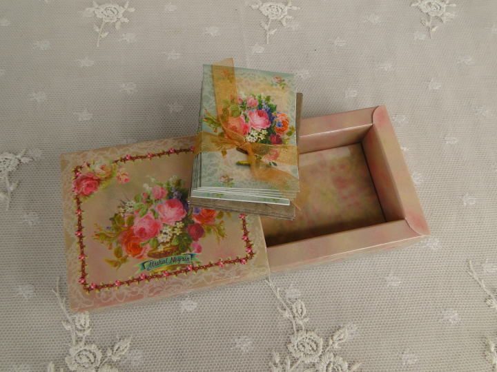 薔薇の雑貨＞ミヒャエル・ネグリン＞ステイショナリー＞小さな封筒付二つ折りカード＞ラメ入りの可愛い箱に入った小さなラメ入り封筒付二つ折りカードです。