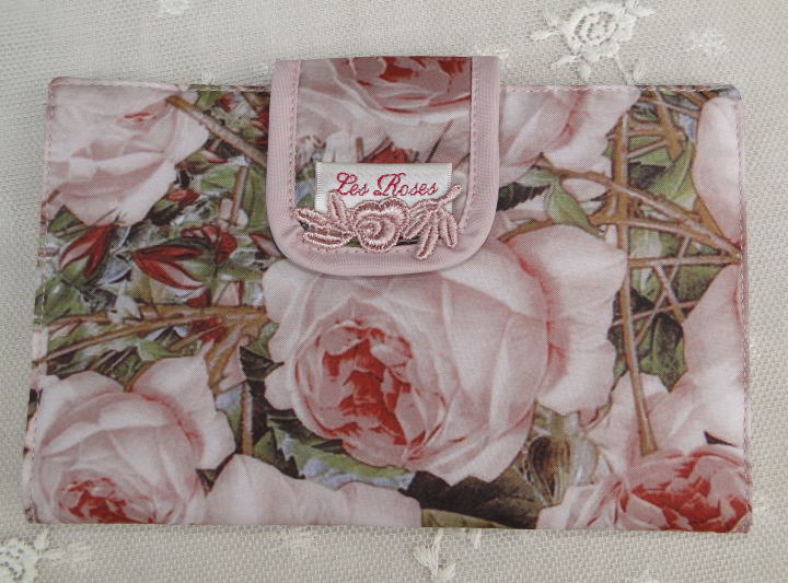 薔薇の雑貨＞ルドゥーテのカードケース＞ ピンクのバラ柄カードケース。カードーをはじめ、通帳やパスポートも入る便利なケースです。