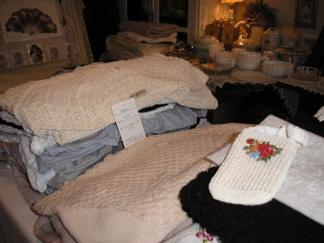 3　バドローズ　マーリア　水野　陽子２００８年春物コレクション　手編みのセーターと巻バラの刺繍がかわいい携帯ケースです。