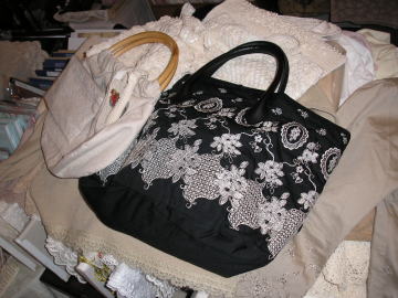 6　バドローズ　マーリア　水野　陽子２００８年春物コレクション　バドローズ　マーリア　水野　陽子２００８年春物コレクション手編みのバッグと刺繍が施された生地のバッグです。