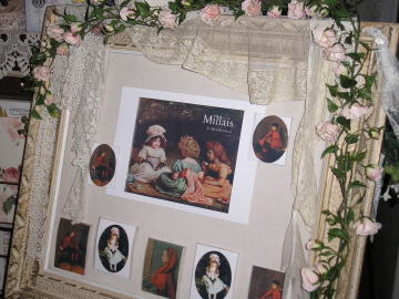店内のディスプレイです。ラファエル前派の画家、サー・ジョン・エヴァレット・ミレイの絵画でまとめてみました。フレームにはバラの花でデコレイト。