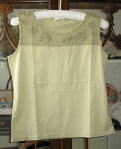 バドローズ　マーリア　水野　陽子　 ２００９年　夏コレクション　＞　ノースリーブ・カットソー（グリーン） ＞　胸元と後ろネック部分に鉤針編みが施されています。
