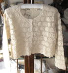 バドローズ　マーリア　水野　陽子　 ２００９年　秋コレクション＞＞カーディガン＞丸いフェルトに巻きバラ刺しゅう・・それを繋ぎ合わせたカギ針編みカーディガンです。