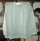 バドローズ　マーリア　水野　陽子　 ２００９年　春コレクション＞ハイネックのカットソー（グリーン）＞胸元にギャザーの入ったハイネックカットソーです。袖口と裾には２段のフリルが付いています。