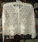 バドローズ　マーリア　水野　陽子　 ２００９年　春コレクション＞かぎ針編みカーディガン（オフホワイト）＞袖口と裾回りにお花のフリルが付いたカギ針編みのカーディガンです。