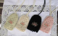 バドローズ　マーリア　水野　陽子　 ２００９年　春コレクション＞カギ針編みキーケース（グリーン､生成、黒、ピンク）＞可愛い薔薇の刺繍が入ったカギ針編みお花刺繍キーケースです。カギも中にかくれてオシャレです。