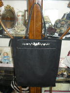 バドローズ　マーリア　水野　陽子　 ２００９年　春コレクション＞リボン・巻きバラ刺繍バッグ（黒）＞リボンの巻きバラ刺繍にビーズをあしらった優しいバッグです。
