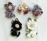 バドローズ　マーリア　水野　陽子　 ２０１０年　夏コレクション＞お花がモティーフのかぎ針編みブローチ。ワンピースやブラウスなどのお洋服にはもちろん、帽子やバッグにも・・・・・手編みの可愛いブローチでおしゃれなアクセント！
