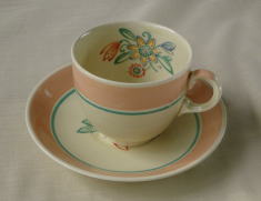 アンティーク・テーブルウエアー＞花柄のカップ＆ソーサー＞お花の図柄がかわいいピンクのゾーンとグリーンのライン。一見スージー・クーパーのようなデザイン。＞ウッズ・アイボリー・ウェアー社のカップ＆ソーサーです。＞Wood's Ivory Ware　1930年頃