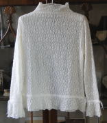 バドローズ　マーリア　水野　陽子　 2011年　秋コレクション＞カットソー＞オフホワイト＞☆のようなかたちの花柄レース・カットソーです。くりが軽やかなメロウ仕上げ、袖と裾回りにベルベットのリボンが可愛い♪