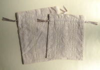 オリジナル雑貨＞ローンレース生地の巾着＞オリジナルの巾着です。ボーダー柄のかわいいピンク。大きさは２種類です。＞200*245㎜　／　160*210㎜