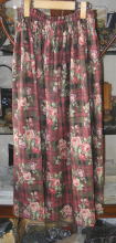 オリジナル雑貨＞ギャザー・スカート＞深みのあるピンクとグリーン。チェックに薔薇柄のギャザースカートです。