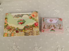 薔薇の雑貨＞ミヒャエル・ネグリン＞ステイショナリー＞封筒付カード＞ゴージャスなデザインのグリーンとバラのすかし入りのピンク。華やかなケース入り封筒付カードです。