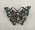 アンティーク雑貨＞アンティークアクセサリー＞蝶のブローチ＞クジャクの羽のようなややブルーがかったグリーン！素敵な、蝶のブローチです。＞1930年