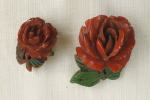 アンティーク雑貨＞アンティークアクセサリー＞薔薇のブローチ＞深紅の薔薇が二つ。かわいい薔薇のブローチです。＞樹脂 / 1930年