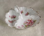 アンティーク＞テーブルウエアー＞持ち手付仕切り皿＞花柄のピンクディッシュ　1910年頃＞優しいピンクの花柄の持ち手付仕切り皿。貝殻のような素敵なかたちが魅力です♪
