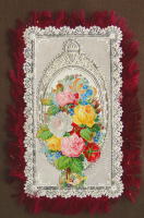 アンティーク雑貨＞アンティーク・カード＞薔薇のカード＞中央に薔薇の花束、縁にはエンジの糸がフサフサと飾り付けられたカードです。