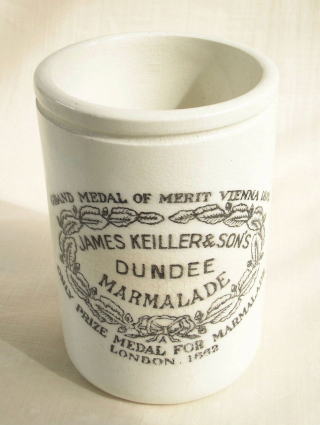 アンティーク雑貨 ＞ キッチン ＞ 食品容器 ＞ < JAMES KEILLER & SON'S 　DUNDEE MARMALADE > ジェイムズ・ケイラー＆サンズ社のマーマレードジャー ＞ 18世紀に英国スコットランドで作り始められたオリジナルのマーマレード『ダンディーマーマレード』の陶器製容器
