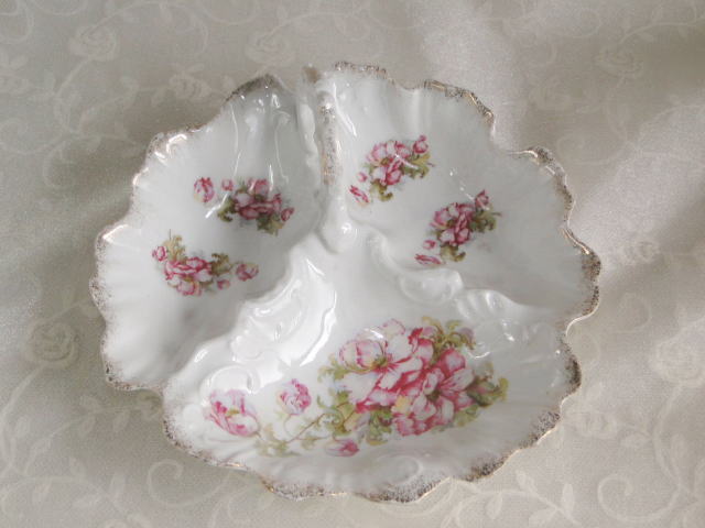 アンティーク＞テーブルウエアー＞持ち手付仕切り皿＞花柄のピンクディッシュ　1910年頃＞優しいピンクの花柄の持ち手付仕切り皿。貝殻のような素敵なかたちが魅力的！