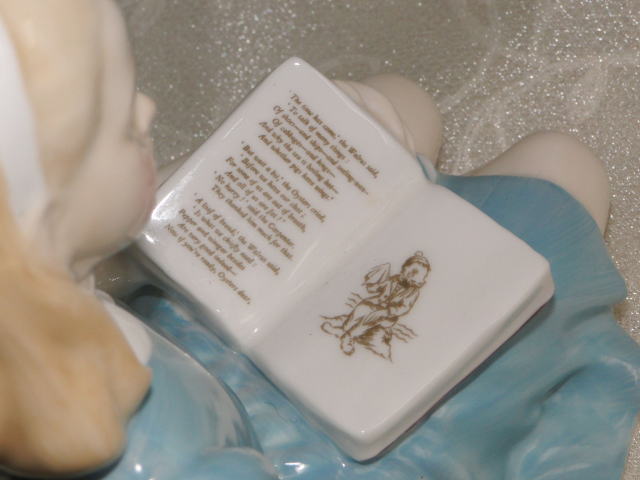 アンティーク＞陶器の人形＞ロイヤル・ドルトン社＞『アリス』1940～50年＞アリスが読んでいる本は・・・・・・