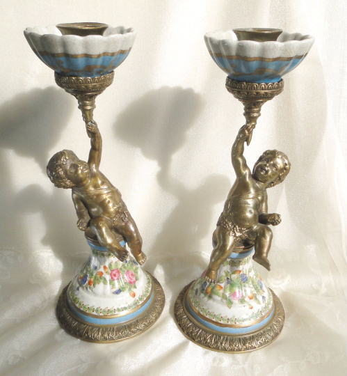 アンティーク＞インテリア＞キャンドルスタンド＞1920年頃／フランス製＞ブラスと陶器のコラボレーション。天使のような子供たちが掲げる素敵なキャンドルスタンド！