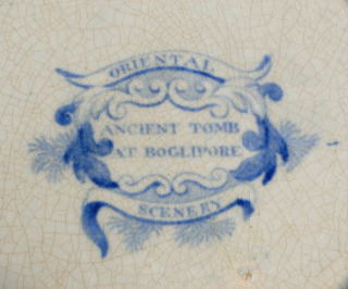 アンティーク＞テーブルウエアー＞ブルー＆ホワイト＞プレート　1820～30年＞年代を感じさせる淡く優しい色合いのブルーです。絵柄はインドのベンガル地方にあるガンジス川ほとりの寺院の風景。ORIENTAL ANCIENT TOMB AT BOGLIPORE SCENERY
