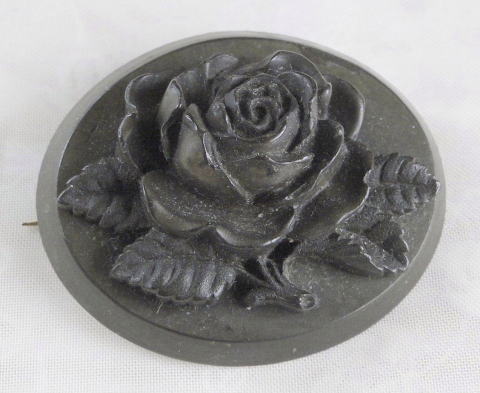 アンティーク・アクセサリー＞薔薇のブローチ＞天然樹脂　1840～50年＞黒色の見事な薔薇が映えるブローチです。