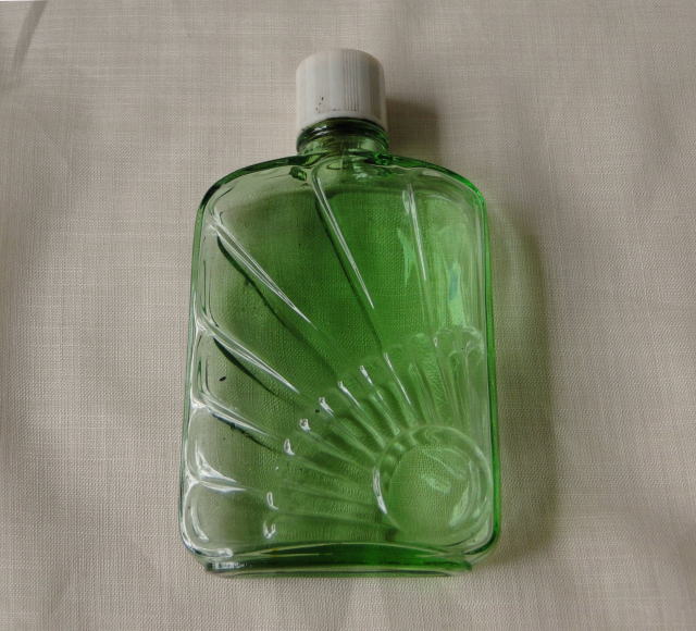 アンティーク・ファッション＞パヒューム・ボトル＞グリーンのガラス製パヒューム・ボトル。扇のような放射線状の模様がユニークなデザインです。＞Brenda Green Scent Bottle　ブレンダ・グリーン・セント・ボトル