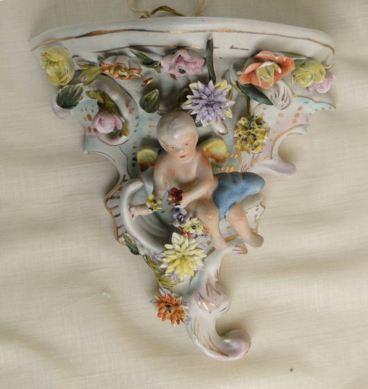 アンティーク・インテリア＞エンジェル・コンソール＞お花に包まれた天使。陶器のウォール・コンソールです。