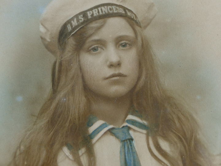アンティーク・ゴールド・フレーム＞H.M.S PRINCESS BOY＞帽子に書かれた“H.M.S PRINCESS BOY”　H.M.S.は英国海軍艦船のこと・・・・・（サリヴァン・オペラの“H.M.S. Pinafore”『軍艦ピナフォア』　を連想しちゃいますが・・・・。）セーラー服を着て正面を見つめたブルーの瞳。胸までかかる長くてしなやかな金髪の少年・・・・プリンセス・ボーイ♪