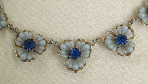 アンティーク雑貨＞アンティークアクセサリー＞花のネックレス＞ブルーの花の、かわいいネックレスです。＞1930年