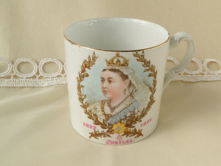 アンティーク雑貨＞ヴィクトリア女王 ダイヤモンド・ジュビリー・マグカップ＞Victoria Mug　DIAMOND JUBILEE STRAMSHALL　JUNE. 1897＞英国王室の祭事に作られたマグカップ。ヴィクトリア女王、即位60周年記念のものです。＞1897年