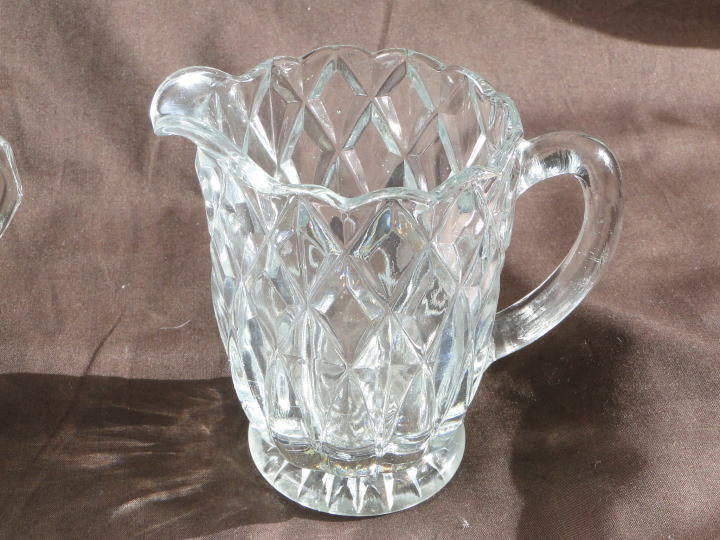 アンティーク雑貨＞型押しガラス・ジャグ＞透明ガラスのアンティークガラスジャグ。水差しのほか、ドレッシングなどにも♪