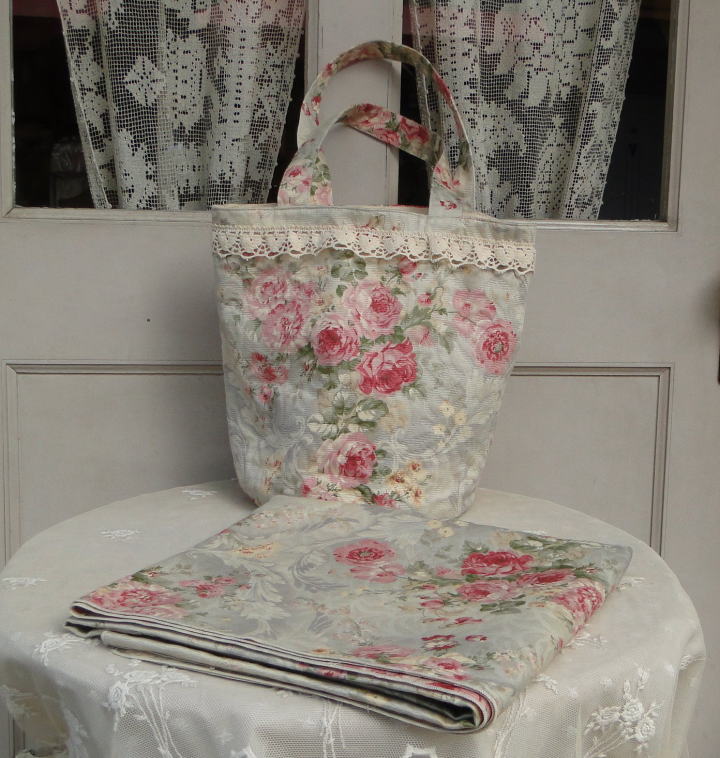 オリジナル雑貨＞ピーチメルバ＞ バッグとテーブルクロス＞ピンクのバラ柄、ピーチメルバ・オリジナル・バッグとテーブルクロスです。